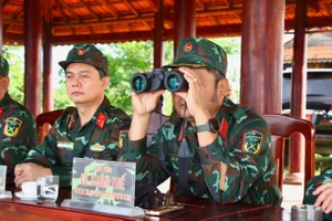 Thiếu tướng Lê Xuân Thế quan sát cuộc diễn tập