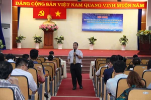 Phó Giáo sư- Tiến sĩ Đinh Điền giới thiệu các ứng dụng tại hội nghị. 