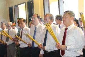 Đồng chí Trương Hòa Bình, đồng chí Nguyễn Hồ Hải cùng các đại biểu dâng hương tại lễ giỗ
