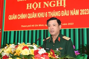 Trung tướng Nguyễn Trường Thắng, Ủy viên Trung ương Đảng, Tư lệnh Quân khu phát biểu tại hội nghị