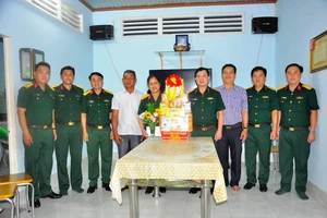 Đoàn đến thăm gia đình Thượng tá chuyên nghiệp Mai Thị Nhung.