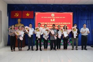 Lãnh đạo quận Gò Vấp tặng hoa chúc mừng những hộ dân đầu tiên nhận quyết định thu hồi đất