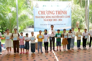 Các em học sinh nhận học bổng Nguyễn Đức Cảnh.
