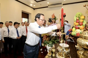 Đồng chí Nguyễn Văn Nên dâng hương lên anh linh Chủ tịch Hồ Chí Minh. Ảnh: DŨNG PHƯƠNG