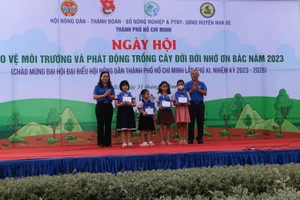 Đồng chí Nguyễn Thanh Xuân trao học bổng cho học sinh huyện Nhà Bè.