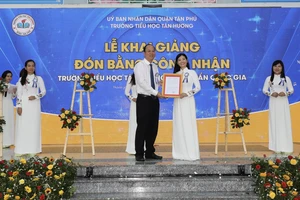 Đồng chí Nguyễn Hồ Hải trao bằng công nhận Trường tiểu học Tân Hương đạt chuẩn quốc gia mức độ 1. Ảnh: DŨNG PHƯƠNG