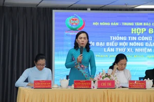 Đồng chí Nguyễn Thị Xuân chủ trì buổi họp báo