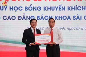 Đại tướng Lê Hồng Anh trao tượng trưng 300 triệu đồng cho Tiến sĩ Hoàng Văn Phúc, Hiệu trưởng Trường Cao đẳng Bách khoa Sài Gòn