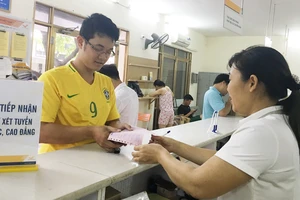 Bưu điện Việt Nam bắt đầu chuyển phát hồ sơ, lệ phí xét tuyển ĐH, CĐ năm 2017