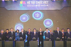Phó Thủ tướng Vũ Đức Đam cùng các quan khách bấm nút vận hành Hệ tri thức Việt số hóa