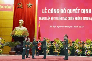 Đại tướng Ngô Xuân Lịch, Ủy viên Bộ Chính trị, Phó Bí thư Quân ủy Trung ương, Bộ trưởng Bộ Quốc phòng trao Quân kỳ Quyết thắng cho Bộ Tư lệnh Tác chiến không gian mạng