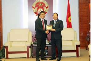 Bộ trưởng Trương Minh Tuấn và ông Damian Yeo