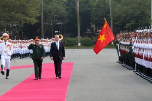 Bộ trưởng Quốc phòng Hoa Kỳ James Mattis duyệt đội danh dự Quân đội nhân dân Việt Nam