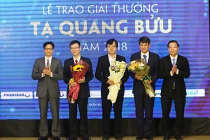 Phó Thủ tướng Vũ Đức Đam và Bộ trưởng Bộ KH-CN Chu Ngọc Anh chúc mừng 3 nhà khoa học đoạt Giải thưởng Tạ Quang Bửu 2018. Ảnh: TRẦN BÌNH