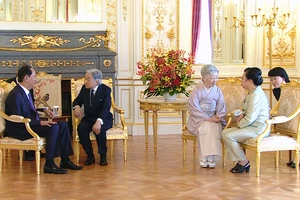 Nhà vua và Hoàng hậu Nhật Bản tiễn Chủ tịch nước Trần Đại Quang và Phu nhân