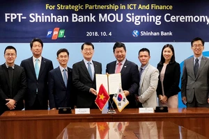 Tập đoàn FPT và Shinhan Bank chính thức ký kết hợp tác chuyển đổi ngân hàng số tại Seoul, Hàn Quốc. Ảnh: FT