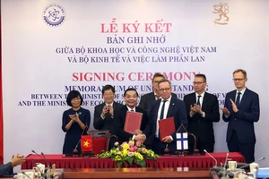 Bộ trưởng Bộ KH-CN Việt Nam Chu Ngọc Anh và Bộ trưởng Kinh tế Phần Lan Mika Lintila trao đổi văn bản ký kết hợp tác trong lĩnh vực KH-CN và đổi mới sáng tạo. Ảnh: TB