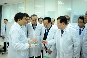 Đoàn cấp cao Triều Tiên tham quan tổ hợp nghiên cứu, sản xuất thiết bị dân sự của Viettel