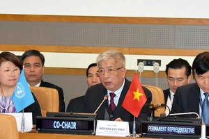 Thượng tướng Nguyễn Chí Vịnh phát biểu khai mạc hội thảo. Ảnh: YÊN BA