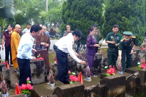Nguyên Chủ tịch nước Trương Tấn Sang dâng hương, hoa tri ân các anh hùng, liệt sĩ tại Vị Xuyên