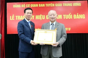 Trao tặng Huy hiệu 60 năm tuổi Đảng cho nguyên Bí thư Thành ủy Hà Nội Lê Xuân Tùng