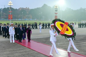 Đại biểu dự Đại hội XIII của Đảng vào Lăng viếng Chủ tịch Hồ Chí Minh