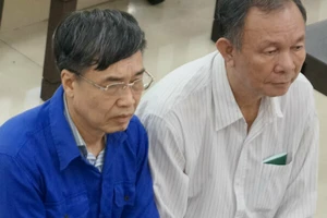 Hai nguyên Tổng Giám đốc Bảo hiểm xã hội Việt Nam Lê Bạch Hồng (áo xanh) và Nguyễn Huy Ban tại một phiên tòa xét xử