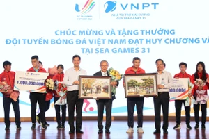 VNPT “thưởng nóng” đội tuyển bóng đá nam U23 và đội tuyển bóng đá nữ Việt Nam 2 tỷ đồng