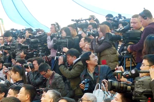 Các phóng viên báo chí tác nghiệp trong một sự kiện ở Hà Nội