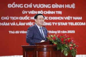 Chủ tịch Quốc hội Vương Đình Huệ thăm liên doanh Viettel ở Lào