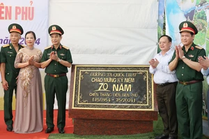 Đại tướng Phan Văn Giang tham gia lễ gắn biển tên đường Tạ Quốc Luật ở TP Điện Biên Phủ