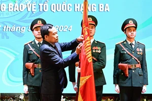Phó Thủ tướng Trần Lưu Quang trao Huân chương Bảo vệ Tổ quốc hạng Ba tặng Cục GGHB Việt Nam tại buổi lễ