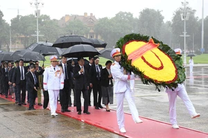 Tổng Bí thư, Chủ tịch nước Lào Thongloun Sisoulith vào Lăng viếng Chủ tịch Hồ Chí Minh