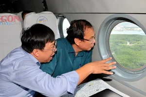Bí thư Thành ủy TPHCM Nguyễn Văn Nên bay trực thăng khảo sát quy hoạch, sáng 26-8-2023. Ảnh: VIỆT DŨNG
