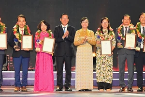 Chủ tịch UBND TPHCM Phan Văn Mãi và nguyên Chủ tịch HĐND TPHCM Nguyễn Thị Quyết Tâm trao Giải thưởng Sáng tạo lĩnh vực Quản lý nhà nước. Ảnh: VIỆT DŨNG