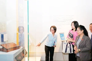 Đồng chí Nguyễn Thị Lệ cùng đoàn tham quan, học hỏi kinh nghiệm quản lý bảo tàng tại Bảo tàng Lịch sử quốc gia Hoa Kỳ. Ảnh: NGÔ BÌNH