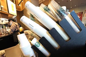 Những chiếc cốc nhựa dùng một lần trong quán cà phê Starbucks ở Seoul. Ảnh: Yonhap