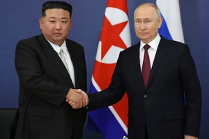 Tổng thống Nga Vladimir Putin (phải) và nhà lãnh đạo Triều Tiên Kim Jong-un. Ảnh: AP