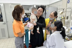 Sáng 15-9, ca sĩ Tùng Dương vào Bệnh viện Bạch Mai trực tiếp thăm hỏi 25 nạn nhân đang điều trị sau vụ hỏa hoạn.