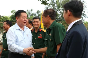 Đồng chí Nguyễn Trọng Nghĩa, Bí thư Trung ương Đảng, Trưởng Ban Tuyên giáo Trung ương, thăm hỏi cựu chiến binh tỉnh Bình Phước vào ngày 10-8-2023. Ảnh: CTV