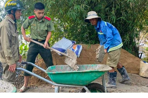 Chiến sĩ phụ hồ trong màu áo xanh