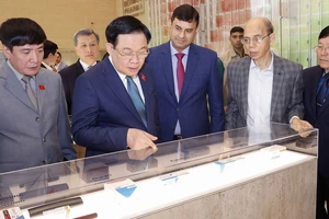 Chủ tịch Quốc hội Vương Đình Huệ tham quan gian trưng bày dược phẩm của Tập đoàn Beximco. Ảnh: TTXVN
