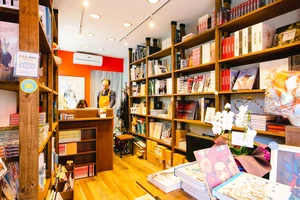 Bên trong Maison Petit Renard, một hiệu sách Pháp tại thủ đô Tokyo, Nhật Bản