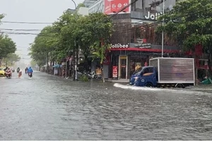 Đà Nẵng: Mưa lớn kéo dài, đường ngập, giao thông hỗn loạn