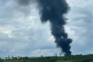 Dập tắt đám cháy nhà kho để xe của Tiểu đoàn căn cứ sân bay Pleiku