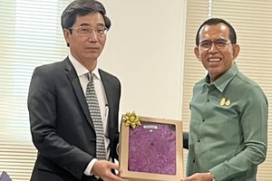 Ông Amnuay Pinsuwan, Phó Tỉnh trưởng tỉnh Phuket tặng quà lưu niệm cho Phó Chủ tịch UBND TP Đà Nẵng Trần Chí Cường