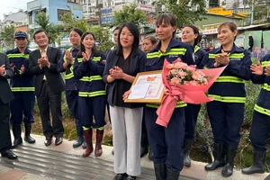 Lâm Đồng: Khen thưởng đột xuất công nhân nhặt cọc USD tìm người trả lại
