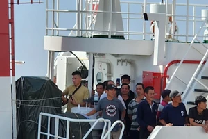 78 ngư dân cùng 2 thi thể đã về đến đất liền