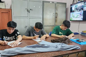 Tiền Giang: Bắt 3 thanh niên quay clip chạy xe một bánh, "bốc đầu" đăng mạng xã hội