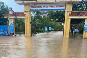 Trường THCS Phan Đình Phùng bị ngập sâu